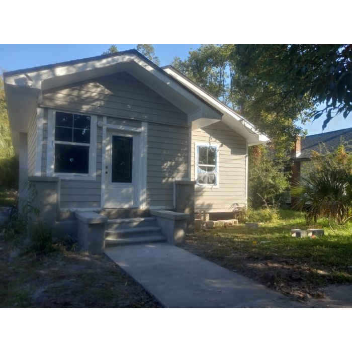 Fully Renovated 4-Bedrooms, 2 full Bathrooms Home Boasting a Modern Kitchen and Spacious Living Areas in a Safe Neighborhood